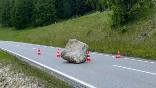 Die Kantonsstrasse zwischen Sils und Maloja ist immer wieder von Steinschlag betroffen. Foto: Andrea Gutgsell