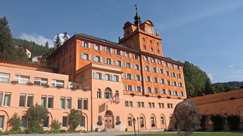 Al Lyceum Alpinum Zuoz regna daspö l’eivna passeda ün strict reglamaint a reguard smartphones. Uschè sun quels scumandos sün tuot il campus da la scoula media zuozingra fin zieva l’instrucziun (fotografia: Martin Camichel).