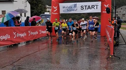  Massenstart bei leichtem Regen und kühlen Temperaturen in Maloja. Foto: z.Vfg