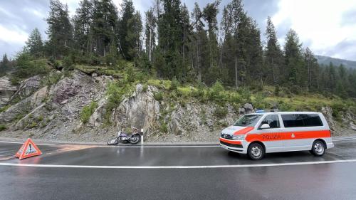 Der Motorradfahrer musste mit der Rega ins Spital geflogen werden. 