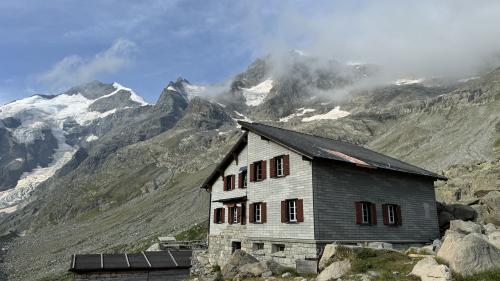 Die bestehende Chamanna da Boval der SAC-Sektion Bernina in der Val Morteratsch soll nach Fertigstellung der Ersatzneubaute abgebrochen und die teils problematischen Materialien fachgerecht entsorgt werden. Fotos: Roberto Costa