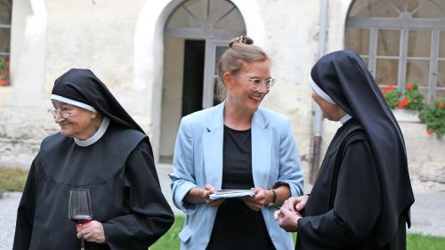 Links: Schwester Domenica, die Dichterin. Rechts: Schwester Pia, die Künstlerin, im Gespräch mit Museumsdirektorin Romina Ebenhöch, während der Ausstellungsvernissage. Foto: Stefanie Wick Widmer