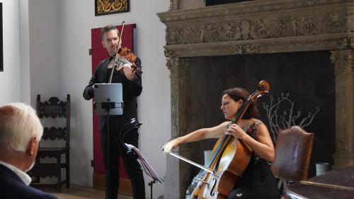 Maja Weber am Cello und Lech Antonio Uszynski an der Bratsche, sie spielten am Mittwoch zum Auftakt des diesjährigen Stradivari-Festes im Schloss Tarasp Mozart-Duos. Foto: Sarah Bünter