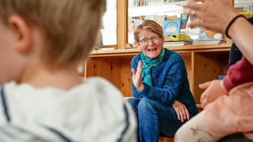 La pedagoga curativa Beatrice Müller Triebs accumpogna cun bler sang cour ad uffants i’l muond da cudeschs, gös e chanzuns. 
fotografia: Jon Duschletta