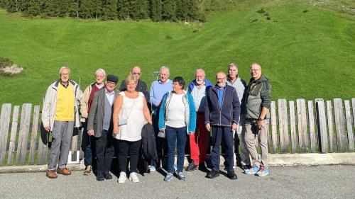 Die illustre Gruppe der Ehrenmitglieder des Bündner Musikverbands posiert in Samnaun. Foto: Not Janett-Jenal