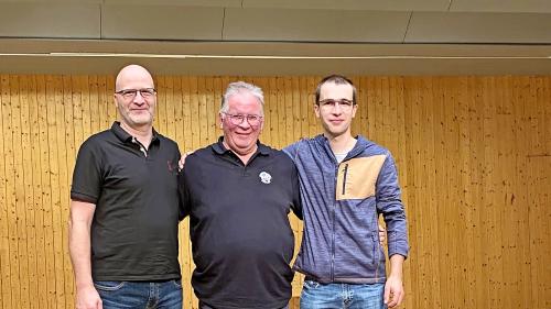 Von links: der neue Dirigent Martin Stecher, Präsident Heinz Ming und der abtretende Dirigent Curdin Caviezel. Foto: Not Janett-Jenal