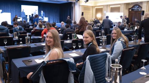 Die Schülerinnen und Schüler der Academia Engiadina konnten die Gesprächspanels beim Impact Summit aktiv miterleben. Foto: Mayk Wendt