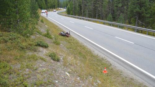 Der Motorradlenker verlor die Kontrolle über sein Motorrad und kam zu Fall. Foto: Kantonspolizei Graubünden