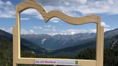 Dal 2021 vaiva il Parc da natüra Biosfera Val Müstair installà a Süsom Givè ün «selfie-point» cun sguard vers la val. Pel mumaint daja vistas particularas süllas elecziuns presidialas dal Cumün da Val Müstair (fotografia: David Truttmann).