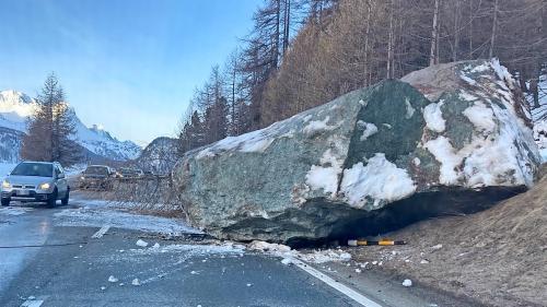 Naturereignisse mit grösseren Folgen nehmen zu. Seit Jahren bekannt ist die Felssturz-Problematik auf der Kantonsstrasse zwischen Sils und Plaun da Lej. Foto: Kantonspolizei Graubünden