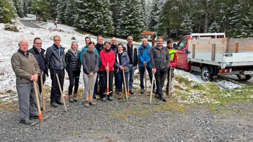 Die St. Moritzer Rotarier vor ihrem Arbeitseinsatz. Foto: z. Vfg