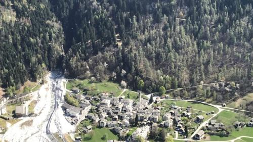 Causa la bouda da Bondo sun trapassedas och persunas l’avuost 2017. Il cas penel dess gnir auncha düraunt l’ultim quartal da quist an davaunt il Güdisch regiunel Malögia (fotografia: Reto Stifel).