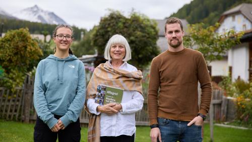 Ils trais chi han s-chaffi il cudesch: las auturas Anna Rodigari e Susann Bosshard-Kälin ed il fotograf Ivan Tschenett. Foto: Michael Steiner/fmr