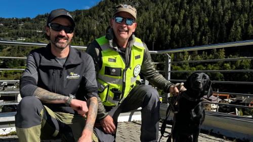 Duri Schwenninger (rechts) mit Hündin Kesch Mountain Aylany und dem Organisator und Prüfungsleiter Philipp Imboden. Foto: CertAid