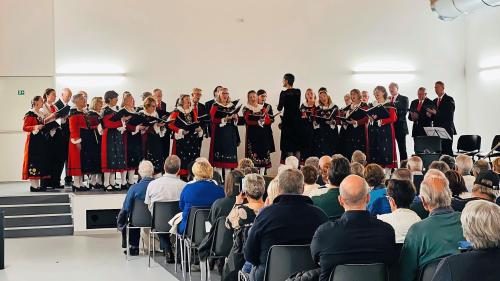 Der Cor mixt Champfèr unter der Leitung von Ladina Simonelli während seiner Darbietung im Auditorium der 
Gemeinde Domaso. Foto: z. Vfg