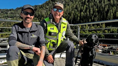 Duri Schwenninger (rechts) mit Hündin Kesch Mountain Aylany und dem Organisator und Prüfungsleiter Philipp Imboden. Foto: CertAid