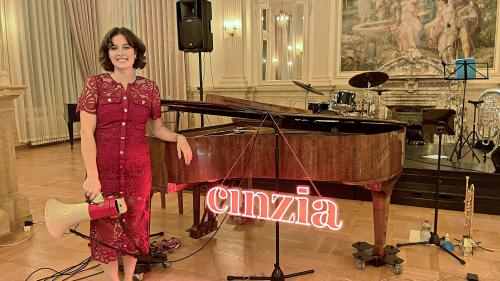 Cinzia Regensburger es fascinada dal stil da vita e da la musica dals ons 1920 (fotografia: Fadrina Hofmann).