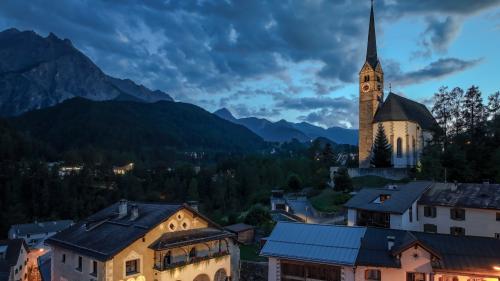 Die Kirche von Scuol wird heute dezent beleuchtet, ebenso das Museum. Foto: Reto Marty