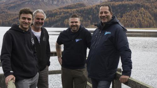 OK-Präsident Nico Walther, der Präsident des Fischereivereins Lej da Segl, Antonio Walther, Andi Fäh und Matthias Ardizzon vom Verein Abfalltaucher Schweiz (von links) freuen sich auf die Clean-Up-Aktion im nächsten Jahr. Foto: Reto Stifel