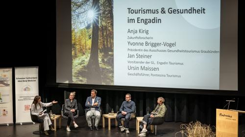 Die Moderatorin Annina Campell im Gespräch mit (von links) Anja Kirig, Jan Steiner,Ursin Maissen und Yvonne Brigger -Vogel. Foto: Andrea Klainguti