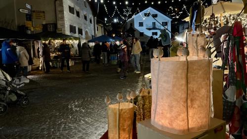 Adventsmarkt in Scuol. Foto Fadrina Hofmann