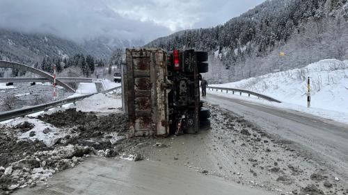 Der umgekippte Lastwagen auf der glatten Fahrbahn.