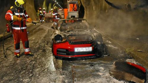 La fin november haja dat il prüm incendi d’ün auto i’l tunnel Munt La Schera (fotografia: Pulizia chantunala).