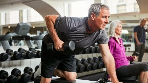 In St. Moritz gibt es ab April 2025 einen Standort weniger fürs Fitnesstraining. Update Fitness schliesst den Standort im Ovaverva. Symbolbild: shutterstock.com/peoplemages.com Yuri A