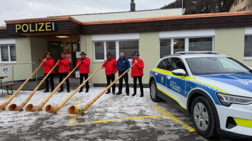 Das Alphorn Ensemble Engiadina St. Moritz mit rechts aussen Ruedi Birchler und Polizeichef Manuel Egger Foto: z. Vfg