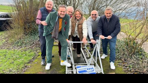  Felix Schlatter, Christian Jott Jenny, Martin Berthod, Marijana Jakic, Christoph Schlatter und Erich Schärer bringen den Anschiebe-Bob in Herrliberg in Bewegung (von links). Foto: Thomas Renggli