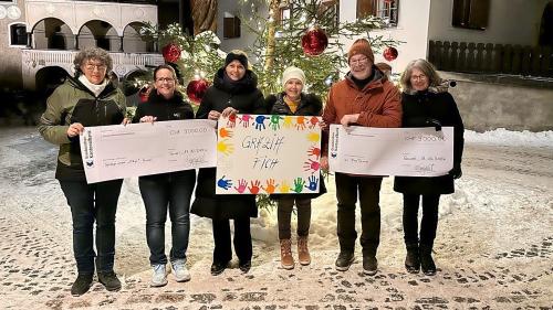 Durch den Verkauf von Adventskalendern konnte Zonta zwei Schecks überreichen. Foto: z. Vfg