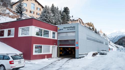 Die Wertstoffhalle in St. Moritz befindet sich direkt am Bahnhof. Fotos: Mayk Wendt