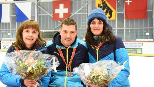 Erica Koch (von links), Claudio Mathieu und Marina Bott (ES Sur En) gewinnen drei Silbermedaillen bei den Eisstock-Schweizermeisterschaften (Foto: Nicolo Bass).