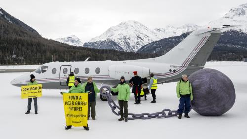 Greenpeace Aktivistinnen und Aktivisten blockieren einen Privatjet auf dem Rollfeld. Fotos: Mayk Wendt