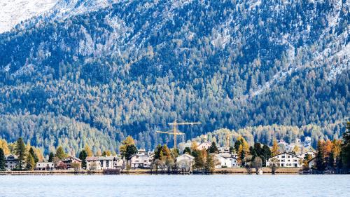 Kommunal-rechtliche Erstwohnungen bleiben in Sils als solche erhalten und dürfen nicht gegen Bezahlung einer Abgabe abgelöst werden. 	Foto: Jon Duschletta