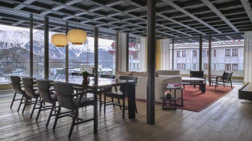 Blick ins Wohnzimmer des Penthouses. Foto: Badrutt's Palace Hotel