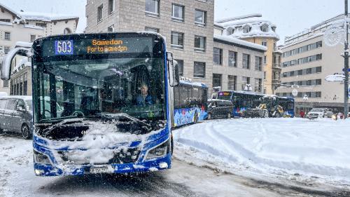 Von Schneefall und schlechten Strassenverhältnissen ist auch der öffentliche Verkehr betroffen. Wie am Dienstag in St. Moritz-Dorf. Foto: Jon Duschletta