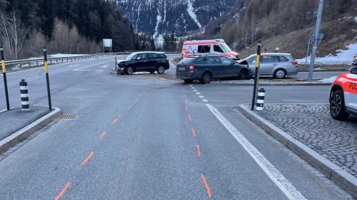 Die Unfallfahrzeuge an der Kreuzung zum Autoverlad Portal in Sagliains.