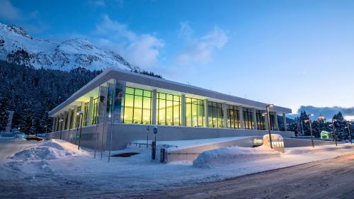 In knapp einem Monat schliesst das Ovaverva in St. Moritz für Sanierungsarbeiten. Die Wiedereröffnung ist auf den 1. Mai 2026 geplant. Foto: Daniel Zaugg