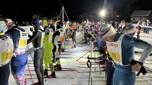 Über 900 Teilnehmende starteten in Sils zum Nachtlauf. Foto: Andrea Gutgsell