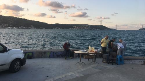 Klapptische und Plastikhocker und schon kann das Festessen am Ufer des Bosporus losgehen. 