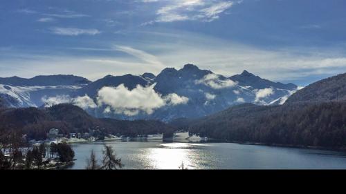 Weder Winter noch Frühling: Mai-Schnee am St. Moritzer See