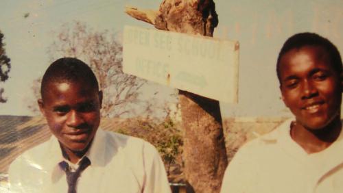 Elison alias Dennis mit seinem Schulfreund Mwaba im Jahr 2000. Foto: z.Vfg./Dennis Ulayayi