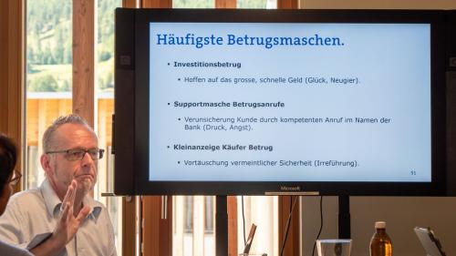 Flavian Gieriet präsentierte während seinen Ausführungen nicht nur spannende Details und Zahlen, sondern auch viel Wissenswertes rund um die Methoden von Online-Betrügern. Foto: Jon Duschletta