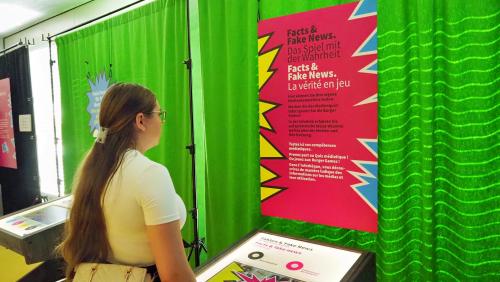 Die Ausstellung zeigt unter anderem, wie schwierig es sein kann, Fakten und Fake News voneinander zu 
unterscheiden. Foto: Anna Hartmann