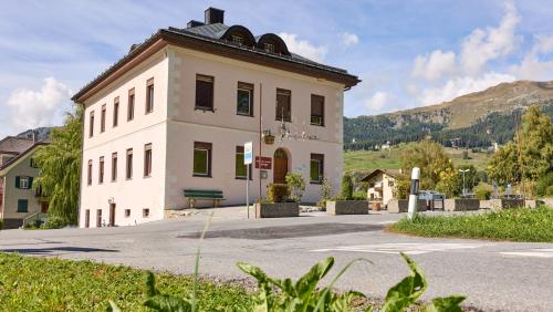Scha’ls uffants da Tarasp aintran eir davo l’on da scoula 2027/2028 illa chasa da scoula da lur fracziun – tant sco quels da Ftan – sto decider pervi dal recuors il güdisch superiur (fotografia: Michael Steiner).