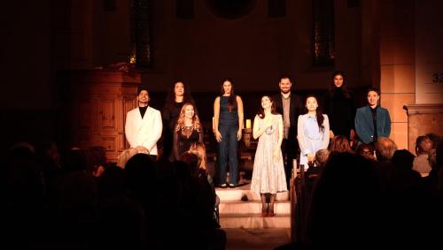 Beim Abschlusskonzert des Opern Campus 3303 im vergangenen Jahr präsentierten die jungen Sängerinnen und Sänger in der Kirche Silvaplana bekannte Opernarien, Duette und Ensembles. Foto: Susi Reinhardt
