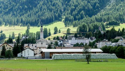 Was auf den ersten Blick nach Futterreserven im Überfluss aussieht, entpuppt sich auf Anfrage beim Samedner Landwirt Gian Sutter lediglich als Teil des eigenen Bedarfs auf seinem Landwirtschaftsbetrieb in Promulins. Foto: Jon Duschletta
