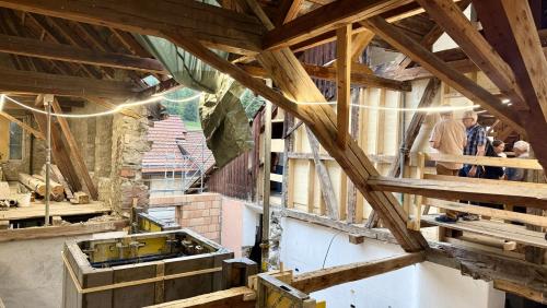 Interessierte Besucherinnen und Besucher nutzten die Gelegenheit, die Baustelle des Hotels Scaletta zu besichtigen. Foto: Fadrina Hofmann