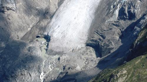 Die Gletscher in den Alpen leiden massiv unter dem Schneemangel und hohen Temperaturen. Im Bild die­ ­Gletscherzunge des Morteratschgletschers. Foto: Christine Lévy